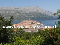 Korcula - wyspa słońca, wina i bogatej historii, to najbardziej śródziemnomorska wyspa Dalmacji, z niej pochodził Marco Polo. Miasteczko Korcula rozwijało się przez wiele lat. Do dzisiaj został zachowany jego dawny kształt i charakter, coś w kształcie rycerskiego miasteczka o regularnych liniach, na planie przypominającym połączenie rybich ości. W największe upały można się schronić wśród kamiennych budowli dających cień i chłodek. Występujące na wyspie błoto morskie jest wykorzystywane w terapii przy leczeniu schorzeń reumatycznych. Chorwacja.