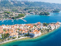 Wyspa Rab jest położona na wysokości Velebitkiego Parku Narodowego, na południe od Krk. Rab słynie z zabytków, lasów sosnowych i piaszczystej plaży. Plaże piaszczyste znajdują się na północy wyspy, na zachodzie znajdują się plaże kamieniste, a na wschodzie żwirowe. Na wielu plażach od czasów kiedy na Rabie zapoczątkował naturyzm angielski król opalają się naturyści z całego świata. Chorwacja.