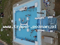 Jańskie Łaźnie leżą na południowym stoku Karkonoszy, na wysokości 670 m.n.p.m., panuje tu stosunkowo ciepły, podgórski klimat, charakteryzujący się wysokim nasłonecznieniem. Trasy narciarskie znajdują się na zboczach Ćernej Hory 1299 m n.p.m., na którą zawiezie nas ośmioosobowa kolejka gondolowa na wysokość 1260 m n.p.m., a potem skorzystamy z krzesełka lub orzyków. Śmigać można również na samym szczycie, gdzie obok schroniska na hali znajduje się stok dla początkujących i jeżdżących rekreacyjnie, natomiast pod gondolką mamy trasę najtrudniejszą w kolorze czarnym i czerwonym, do krzesełka zjedziemy ze szczytu nartostradą czerwoną. W miejscowości Jańskie Łaźnie powinniśmy uniknąć tłoku, zarówno na trasach jak i kolejek do wyciągu. Jest to idealne miejsce na spokojną rekreację, pobyt leczniczy, sport i relaks. Ze szczytu Cernej Hory wiedzie najdłuższa w Czechach trasa zjazdowa o długości 3080 m. Janskie Łaźnie dzięki źródłom termalnym znane jest również jako słynne centrum uzdrowiskowe i wczasowe. Jak mówi legenda źródło zostało odkryte już w 1006 roku przez rycerza Jana Hockowa. Już w 1677 roku został tutaj założony kurort. Woda źródlana o temperaturze 27oC ze źródeł leczniczych Jana i Czarne wykorzystywana jest do kąpieli leczniczych w wannach i basenach, połączonej z rehabilitacją. Uzdrowisko Janskie Łaźnie stało się popularnym ośrodkiem leczenia schorzeń narządów ruchu dzięki leczniczym właściwościom miejscowej wody mineralnej, zawarającej wiele minerałów, a zwłaszcza wapnia i sodu, w szczególności duże ilości jonów wapnia. Kuracja jest stosowana w takich przypadłościach jak choroby układu mięśniowego, nerwowego, schorzeń ortopedycznych, a w szczególności bóle pleców, zapalenia i inne schorzenia układu nerwowego, po zapaleniach mózgu i opon mózgowych, po paraliżu dziecięcym, po atakach martwicy, po implantacji sztucznych stawów, po urazach i operacjach dysków kręgowych. Dla zmęczonych i zestresowanych przygotowana tygodniowe pobyt ukierunkowane na odnowę sił psychicznych i fizycznych. Jańskie Łaźnie i bliska okolica oferują także mnóstwo innych form wypoczynku i atrakcji sportowych.