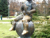Franciszkowe Łaźnie zostały założone w 1793 roku. Leżą w zachodniej części Czech. Dzięki zwartej neoklasycystycznej architekturze budynków uzdrowiskowych i pawilonów jest to jedno z najbardziej malowniczych czeskich uzdrowisk. Miejscowość Franciszkowe Łaźnie charakteryzuje się łagodnym klimatem charakterystycznym dla pogórza i wyjątkowo czystym powietrzem. Wiele zadbanych parków zachęca do spacerów przy dźwiękach muzyki granej na promenadzie. Wszystko to wzmacnia leczniczy efekt źródeł mineralnych i stanowi dodatkową atrakcję dla pacjentów uzdrowiska i licznych gości. W uzdrowisku Frantiskovy Lazne woda tryska z dwudziestu trzech wysokogatunkowych źródeł. Silnie alkaliczna woda, siarkowo - żelazowa borowina i naturalny leczniczy gaz są używane do leczenia chorób serca i naczyń krwionośnych, leczenia stanów pozawałowych, narządów ruchu jak również do leczenia chorób kobiecych i problemów z bezpłodnością.