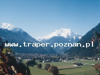 Mayrhofen to miasteczko w dolinie Zillertal w austriackim regionie Tyrol, położone jest niedaleko Innsbrucka. Region narciarski Mayrhofen ze stokami zjazdowymi Ahorn i Penken to cel urlopowy wielu Polaków. Dzięki temu iż Mayrhofen leży w pobliżu lodowca Hintertux, położonego na wysokości 3250 m, na nartach można tu jeździć przez cały rok. Ekskluzywny, urozmaicony, różnorodny i oferujący wiele rozrywek. Karnet narciarski udostępnia 159 kilometrów tras zjazdowych o wszystkich stopniach trudności, 51 wyciągów, pewną pokrywę śniegową do wysokości 2.500 metrów n.p.m. oraz największą kolejkę linową w Austrii. Oznacza to nie tylko unikalne widoki roztaczające się z tarasów górskich szałasów i restauracji, lecz także przeżycia związane z lotami na paralotni.