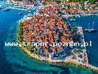 Korcula - wyspa słońca, wina i bogatej historii, to najbardziej śr&oacute;dziemnomorska wyspa Dalmacji, z niej pochodził Marco Polo. Miasteczko Korcula rozwijało się przez wiele lat. Do dzisiaj 