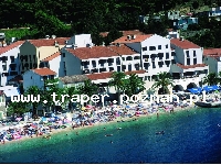 Podgora jest położona w południowej części Chorwacji, w Dalmacji, 10 km od Makarskiej. Znajduje się na Riwierze Makarskiej. Na turyst&oacute;w czekają malownicze plaże, krystalicznie czysta wo