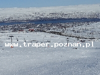 Akureyri to największe miasto na p&oacute;łnocy Islandii i r&oacute;wnocześnie drugie na wyspie. Piękne położone na zboczu i w głębi fiordu dostarcza niesamowitych wrażeń. Dobra komunikacja 