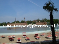Hajduszoboszl&oacute; tutaj znajduje się największy w Europie kompleks wodny Hungarospa. Olbrzymie kąpielisko z wieloma basenami termalnymi, z falami, rekreacyjnymi, pływackimi, basenami leczniczy