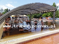 Hajduszoboszl&oacute; tutaj znajduje się największy w Europie kompleks wodny Hungarospa. Olbrzymie kąpielisko z wieloma basenami termalnymi, z falami, rekreacyjnymi, pływackimi, basenami leczniczy