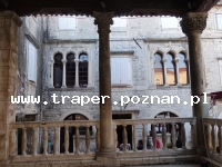 Trogir jest położony 20 km od Splitu. Chorwacja. Trogir to stare malownicze miasto śr&oacute;dziemnomorskie, położone na wyspie. Zabytkowa star&oacute;wka z katedrą św. Lovro z romańskim porta