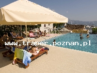 Korcula - wyspa słońca, wina i bogatej historii, to najbardziej śr&oacute;dziemnomorska wyspa Dalmacji, z niej pochodził Marco Polo. Miasteczko Korcula rozwijało się przez wiele lat. Do dzisiaj 