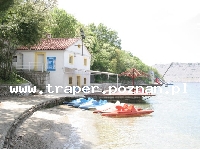 Kraljevica to pupularna miejscowość wczasowa leżąca na lądzie, ale najbliżej Wyspy Krk i lotniska Rijeka. Chorwacja.&nbsp; Na skraju miejscowości znajduje się Ośrodek Wczasowy Uvala Scott.
&
