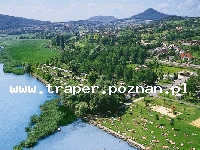 Balaton to największe jezioro w Europie Środkowej. Latem szybko się nagrzewa do temperatury 21-28&deg;C. Średnia głębokość 4 m. Południowy brzeg jest płytszy i można spacerować daleko w je