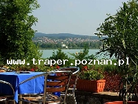 Balaton to największe jezioro w Europie Środkowej. Latem szybko się nagrzewa do temperatury 21-28&deg;C. Średnia głębokość 4 m. Południowy brzeg jest płytszy i można spacerować daleko w je