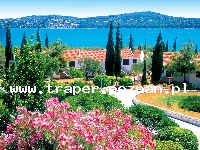 Trogir jest położony 20 km od Splitu. Chorwacja. Trogir to stare malownicze miasto śr&oacute;dziemnomorskie, położone na wyspie. Zabytkowa star&oacute;wka z katedrą św. Lovro z romańskim porta