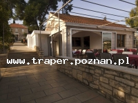 Korcula - wyspa słońca, wina i bogatej historii, to najbardziej śr&oacute;dziemnomorska wyspa Dalmacji, z niej pochodził Marco Polo. Miasteczko Korcula rozwijało się przez wiele lat. Do dzisiaj 