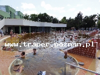 Hajduszoboszl&oacute; tutaj znajduje się największy w Europie kompleks wodny Hungarospa. Olbrzymie kąpielisko z wieloma basenami termalnymi, z falami, rekreacyjnymi, pływackimi, basenami leczniczy