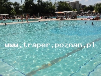 Hajduszoboszl&oacute; tutaj znajduje się największy w Europie kompleks wodny Hungarospa. Olbrzymie kąpielisko z wieloma basenami termalnymi, z falami, rekreacyjnymi, pływackimi, basenami leczniczy
