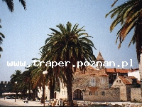 Trogir jest położony 20 km od Splitu. Chorwacja. Trogir to stare malownicze miasto śr&oacute;dziemnomorskie, położone na wyspie. Zabytkowa star&oacute;wka z katedrą św. Lovro z romańskim porta