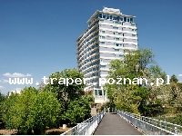 Balaton to największe jezioro w Europie Środkowej. Latem szybko się nagrzewa do temperatury 21-28&deg;C. Średnia głębokość 4 m. Południowy brzeg jest płytszy i można spacerować daleko w je