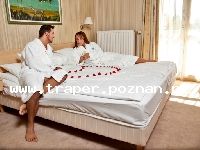 Zalakaros jest położone na południe od Balatonu blisko granicy z Austrią i Chorwacją, 30 km od miasta Balatonmariafurdo. W Zalakaros znajduje się nowoczene interesujące kąpielisko termalne. K�