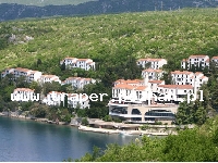Kraljevica to pupularna miejscowość wczasowa leżąca na lądzie, ale najbliżej Wyspy Krk i lotniska Rijeka. Chorwacja.&nbsp; Na skraju miejscowości znajduje się Ośrodek Wczasowy Uvala Scott.
&