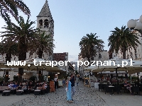 Trogir jest położony 20 km od Splitu. Chorwacja. Trogir to stare malownicze miasto śr&oacute;dziemnomorskie, położone na wyspie. Zabytkowa star&oacute;wka z katedrą św. Lovro z romańskim porta