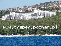 Trogir jest położony 20 km od Splitu. Chorwacja. Trogir to stare malownicze miasto śr&oacute;dziemnomorskie, położone na wyspie. Zabytkowa star&oacute;wka z katedrą św. Lovro z romańskim porta