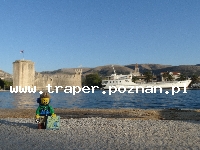 Trogir jest położony 20 km od Splitu. Chorwacja. Trogir to stare malownicze miasto śr&oacute;dziemnomorskie, położone na wyspie. Zabytkowa star&oacute;wka z katedrą św. Lovro z romańskim porta