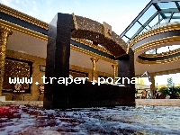 Hajduszoboszl&oacute; tutaj znajduje się największy w Europie kompleks wodny Hungarospa. Olbrzymie kąpielisko z wieloma basenami termalnymi, z falami, rekreacyjnymi, pływackimi, basenami leczniczy