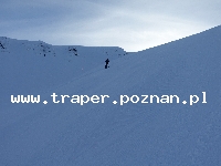 Akureyri to największe miasto na p&oacute;łnocy Islandii i r&oacute;wnocześnie drugie na wyspie. Piękne położone na zboczu i w głębi fiordu dostarcza niesamowitych wrażeń. Dobra komunikacja 