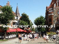 Sopot jest popularnym kurortem nadmorskim, miastem uzdrowiskowym, po II wojnie światowej znanym z organizowanych tam od 1961 w Operze Leśnej konkurs&oacute;w piosenki Sopot Festival. Miasto posiada 