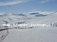 Akureyri to największe miasto na p&oacute;łnocy Islandii i r&oacute;wnocześnie drugie na wyspie. Piękne położone na zboczu i w głębi fiordu dostarcza niesamowitych wrażeń. Dobra komunikacja 