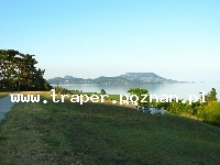 Balaton to największe jezioro w Europie Środkowej. Latem szybko się nagrzewa do temperatury 21-28&deg;C. Średnia głębokość 4 m. Południowy brzeg jest płytszy i można spacerować daleko w je