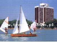 Balaton to największe jezioro w Europie Środkowej. Latem szybko się nagrzewa do temperatury 21-28&deg;C. Średnia głębokość 4 m. Południowy brzeg jest płytszy i można spacerować daleko w je