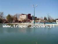 Hajduszoboszl&oacute; tutaj znajduje się największy w Europie kompleks wodny Hungarospa. Olbrzymie kąpielisko z wieloma basenami termalnymi, z falami, rekreacyjnymi, pływackimi, basenami leczniczy
