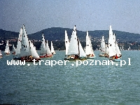 Balaton to największe jezioro w Europie Środkowej. Latem szybko się nagrzewa do temperatury 21-28&deg;C. Średnia głębokość 4 m. Południowy brzeg jest płytszy i można spacerować daleko w je