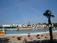 Hajduszoboszl&oacute; tutaj znajduje się największy w Europie kompleks wodny Hungarospa. Olbrzymie kąpielisko z wieloma basenami termalnymi, z falami, rekreacyjnymi, pływackimi, basenami leczniczy