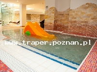 Hajduszoboszl&oacute; tutaj znajduje się największy w Europie kompleks wodny Hungarospa. Olbrzymie kąpielisko z wieloma basenami termalnymi, z falami, rekreacyjnymi, pływackimi, basenami leczniczy