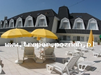 Hajduszoboszl&oacute; tutaj znajduje się największy w Europie kompleks wodny Hungarospa. Olbrzymie kąpielisko z wieloma basenami termalnymi, z falami, rekreacyjnymi, pływackimi, basenami leczniczy