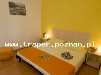 Korcula - wyspa słońca, wina i bogatej historii, to najbardziej śr&oacute;dziemnomorska wyspa Dalmacji, z niej pochodził Marco Polo. Miasteczko Korcula rozwijało się przez wiele lat. Do dzisiaj 