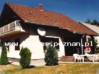 Balaton to największe jezioro w Europie Środkowej. Latem szybko się nagrzewa do temperatury 21-28&deg;C. Średnia głębokość 4 m. Południowy brzeg jest płytszy i można spacerować daleko w je
