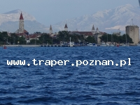 Trogir jest położony 20 km od Splitu. Chorwacja. Trogir to stare malownicze miasto śr&oacute;dziemnomorskie, położone na wyspie. Zabytkowa star&oacute;wka z katedrą św. Lovro z romańskim porta