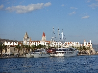 Trogir jest położony 20 km od Splitu. Chorwacja. Trogir to stare malownicze miasto śr&oacute;dziemnomorskie, położone na wyspie. Zabytkowa star&oacute;wka z katedrą św. Lovro z romańskim porta