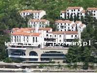 Kraljevica to pupularna miejscowość wczasowa leżąca na lądzie, ale najbliżej Wyspy Krk i lotniska Rijeka. Chorwacja.&nbsp; Na skraju miejscowości znajduje się Ośrodek Wczasowy Uvala Scott.
&