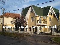 Hajduszoboszl&oacute; tutaj znajduje się największy w Europie kompleks wodny Hungarospa. Olbrzymie kąpielisko z wieloma basenami termalnymi, z falami, rekreacyjnymi, pływackimi, basenami leczniczy