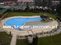 Heviz, węgierskie H&eacute;viz położone jest 6 km od zabytkowego uniwersyteckiego miasta Keszthely, p&oacute;łnocnego brzegu Balatonu, blisko granicy z Austrią. H&eacute;viz to spokojna miejscowo