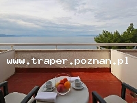 Podgora jest położona w południowej części Chorwacji, w Dalmacji, 10 km od Makarskiej. Znajduje się na Riwierze Makarskiej. Na turyst&oacute;w czekają malownicze plaże, krystalicznie czysta wo