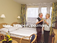 Heviz, węgierskie H&eacute;viz położone jest 6 km od zabytkowego uniwersyteckiego miasta Keszthely, p&oacute;łnocnego brzegu Balatonu, blisko granicy z Austrią. H&eacute;viz to spokojna miejscowo