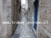 Trogir jest położony 20 km od Splitu. Chorwacja. Trogir to stare malownicze miasto śr&oacute;dziemnomorskie, położone na wyspie. Zabytkowa star&oacute;wka z katedrą św. Lovro z romańskim porta