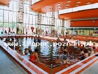 Hajduszoboszl&oacute; tutaj znajduje się największy w Europie kompleks wodny Hungarospa. Olbrzymie kąpielisko z wieloma basenami termalnymi, z falami, rekreacyjnymi, pływackimi, basenami leczniczy