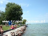 Balaton to największe jezioro w Europie Środkowej. Latem szybko się nagrzewa do temperatury 21-28&deg;C. Średnia głębokość 4 m. Południowy brzeg jest płytszy i można spacerować daleko w je