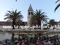 Trogir jest położony 20 km od Splitu. Chorwacja. Trogir to stare malownicze miasto śr&oacute;dziemnomorskie, położone na wyspie. Zabytkowa star&oacute;wka z katedrą św. Lovro z romańskim porta